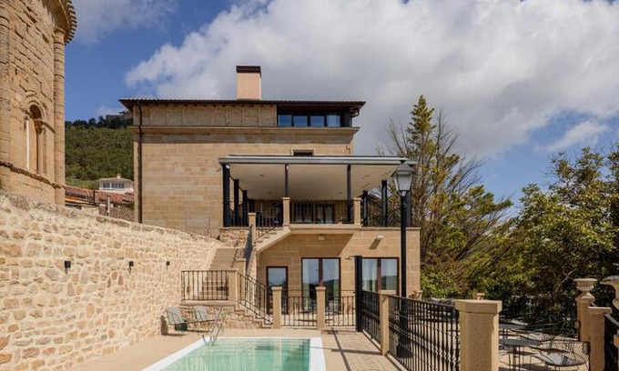 Villamayor de Monjardin Hotel | Hotel Boutique Mirador de Deyo