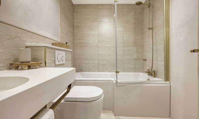 Colchester Casa | Hotel Comfort in a 4 bed 2 bath w/ Garden, Parking, Wifi