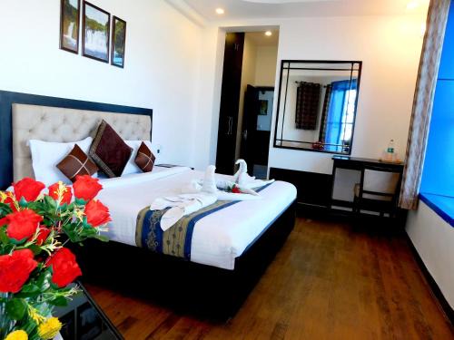 The Mall Road Hotel | Hotel Crystal Palace