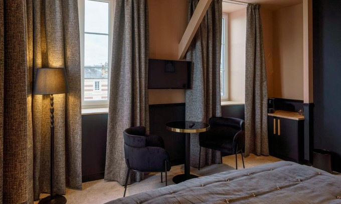 Lion-sur-Mer Cama Y Desayuno | Hotel de la Plage