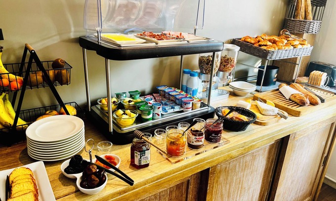Puteaux Hotel | Hotel Douglas