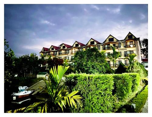 Lataguri Complejo | Hotel Dream With Swimming Pool Facility In Lataguri