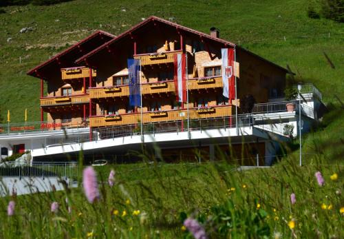 Damuels Hotel | Hotel Garni Alpina