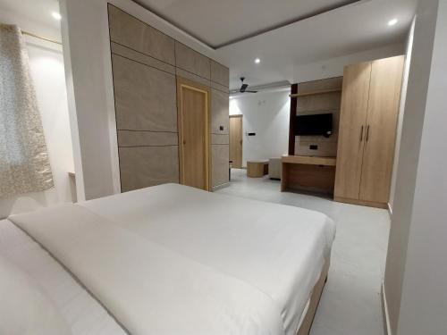 Mohangarh Hotel | Hotel Global inn -1 KM From Railway Station - Lift Food And Free Parking