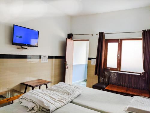 Agra Hotel | Hotel Goverdhan - Walking to Raja Ki Mandi Railway and 3km from ISBT