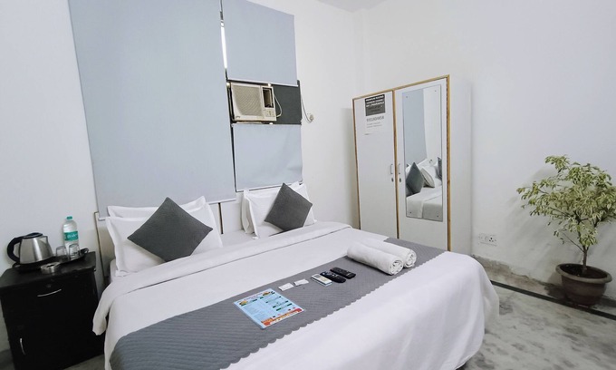 Hauz Khas Village Hotel | Hotel Hauz Khas Fort View