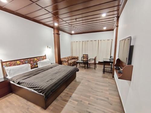 The Mall Road Hotel | Hotel Himalayan Club