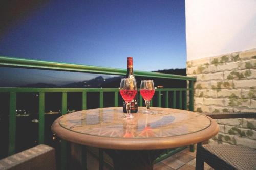 Dharampur Apartamento | Hotel kasauli view café restaurant open terrace mountain view