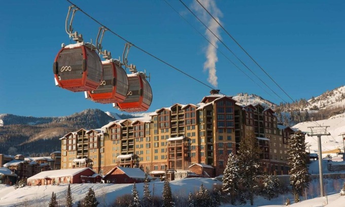 Park City Hotel | HOTEL KING BEDROOM NEAR BASE CHAIRLIFT -- GRAND SUMMIT AVAILABLE NOW!