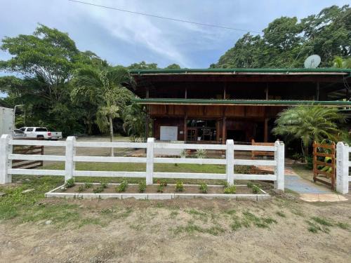Cocles Hotel | Hotel La Isla Inn