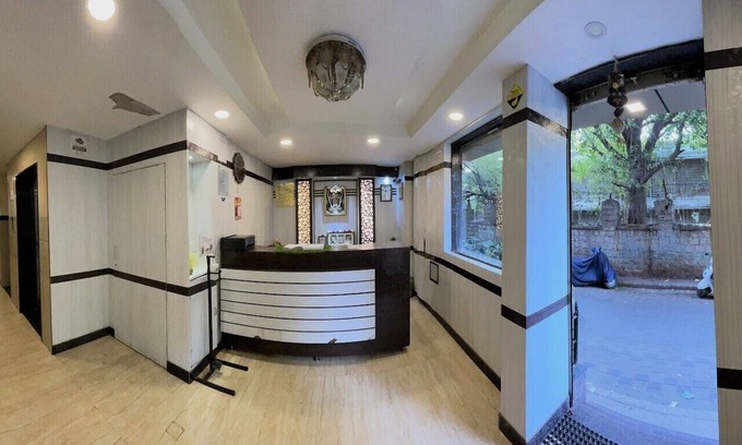 Gandhi Nagar Cabina | Hotel Lalitha Comfort