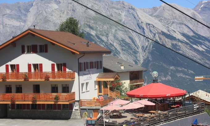 Saint-Pierre-de-Clages Hotel | Hotel Les Etagnes