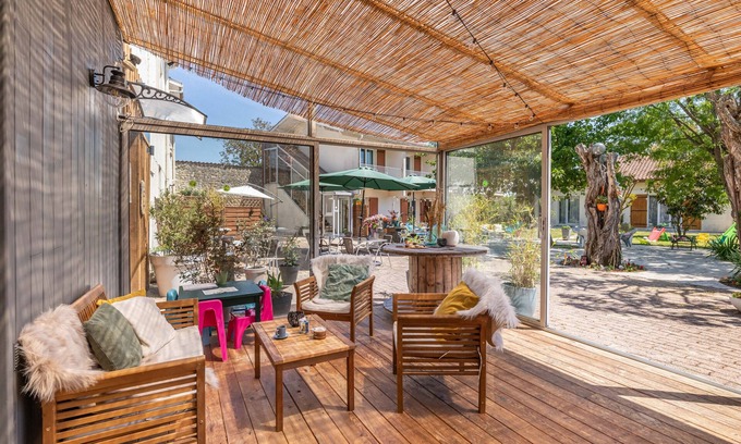 Queyrac Hotel | Hotel les vieux Acacias