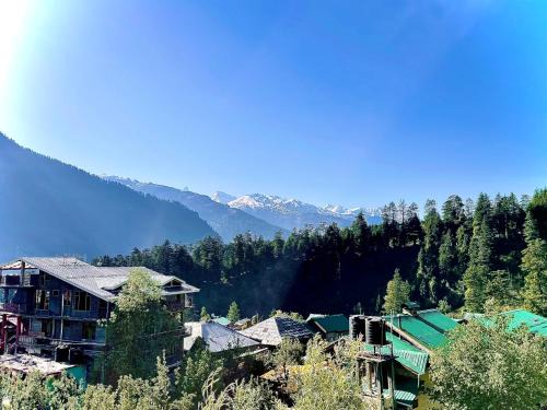Old Manali Hotel | Hotel Lilly Inn Himalayan Snow views