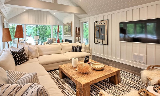 Seguin Casa | Hotel Luxury 6 brdm, 3 bath cottage on Little Lake Joe! Pristine inside and out!