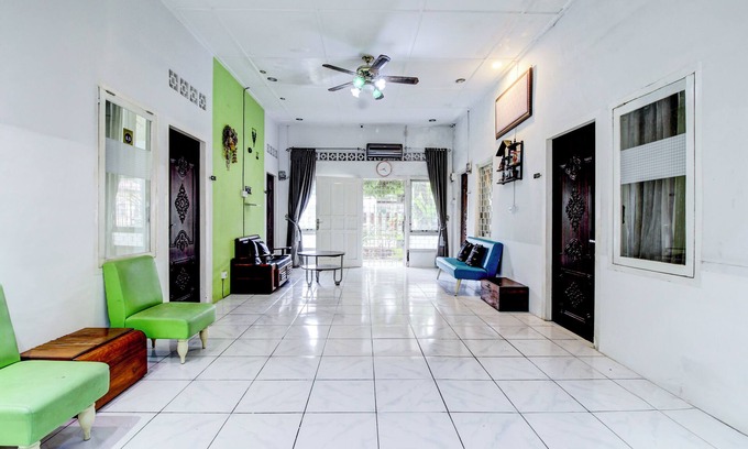 Padang Casa | Hotel O Jalan Jenderal Sudirman Near Imam Bonjol Square