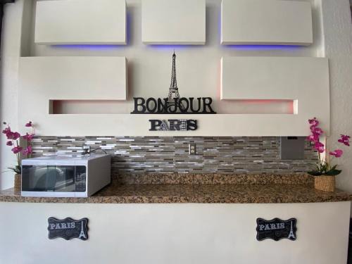 Avenida Revolucion Hotel | Hotel Paris