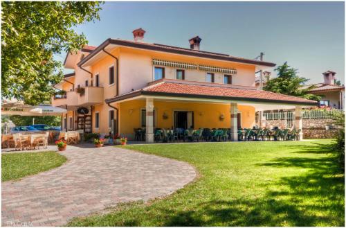 San Dorligo della Valle Hotel | Hotel Pesek