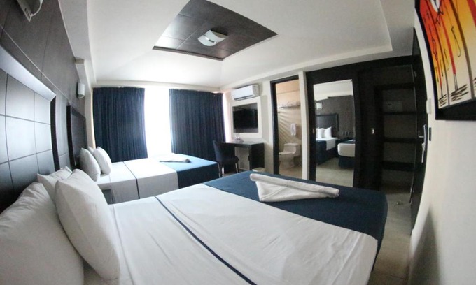 Colonia 5 de Diciembre Hotel | Hotel Portonovo Plaza Malecon