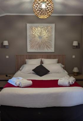 Monflanquin Hotel | Hotel Restaurant La Dame du Lac
