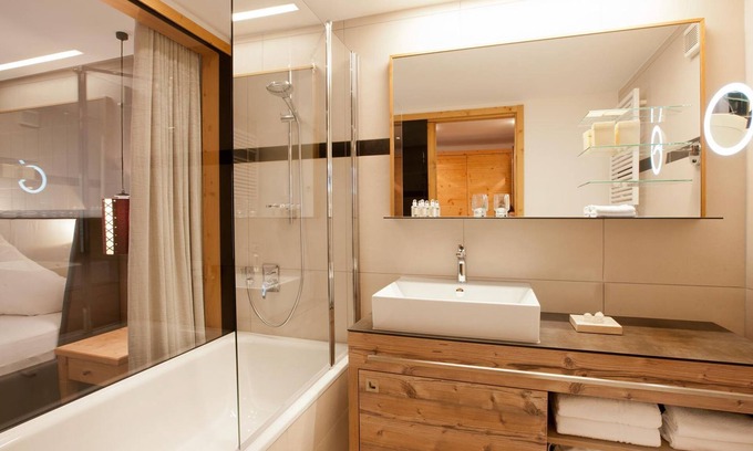 Damuels Apartamento | Hotel Restaurant Walliserstube, Time-out Deluxe - Suite, Shower or bath, South