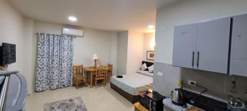 Al Mamsha El Seyahi Apartamento | Hotel Room in Princess Resort With Beach Acces & Free Wi-fi I Near Air port