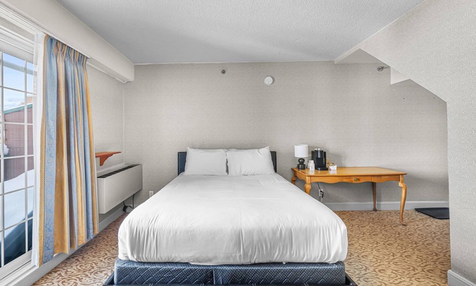 Saint-Sauveur Casa | Hotel room le Domaine Queen bed