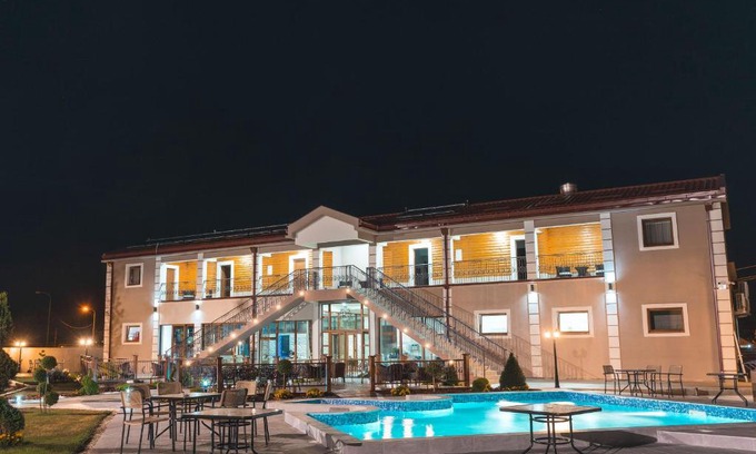 Niksic Cama Y Desayuno | Hotel Royal Garden