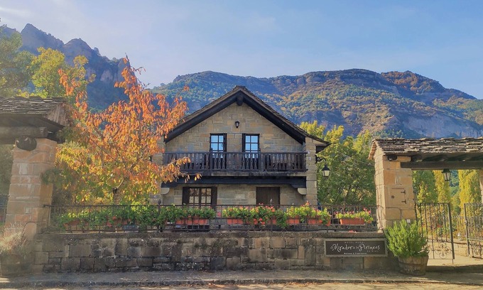 Santa Cruz de la Seros Casa | Hotel Rural El Mirador de los Pirineos