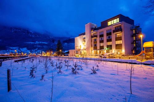 Meiringen Hotel | Hotel Sherlock Holmes & Khana Restaurant "200 m Gondola to Hasliberg ski"