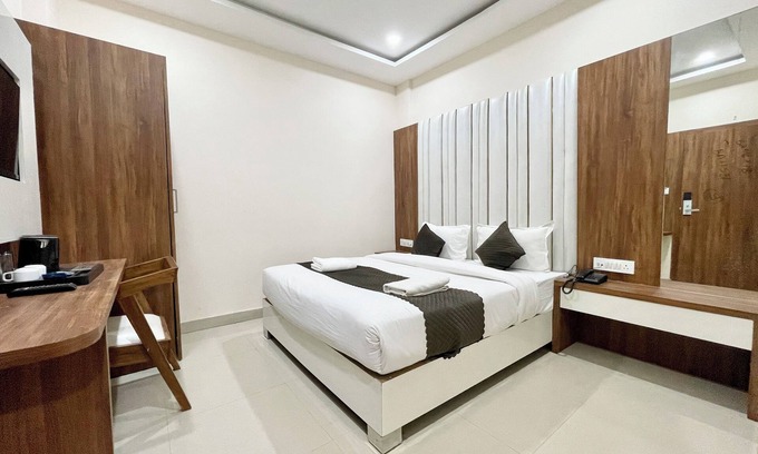 Varanasi Hotel | Hotel SRK - near Temple