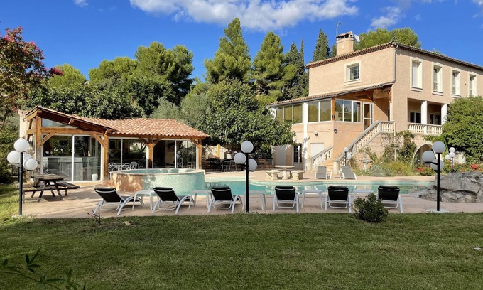 La Fare-les-Oliviers Villa | HOTEL-STYLE VACATIONS