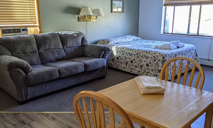 Almont Cabina | Hotel Style Lodge Room w/Kitchenette