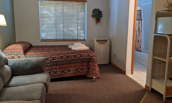 Almont Cabina | Hotel Style Lodge Room w/Kitchenette