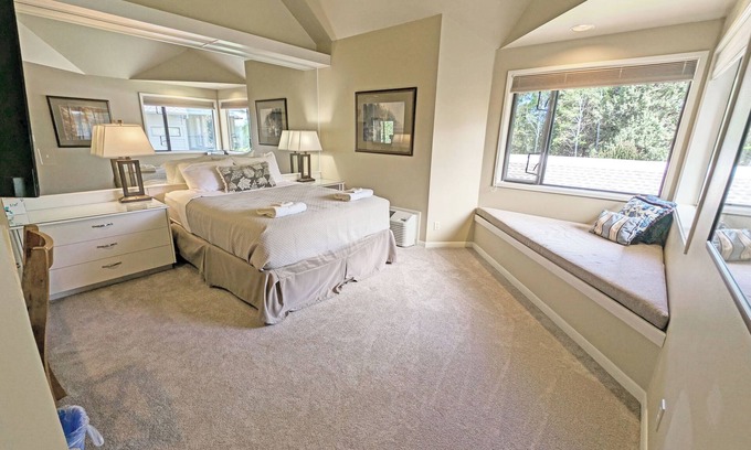 Century West Condominio | Hotel-Style, King Bed, Secondd Floor Condo 424B