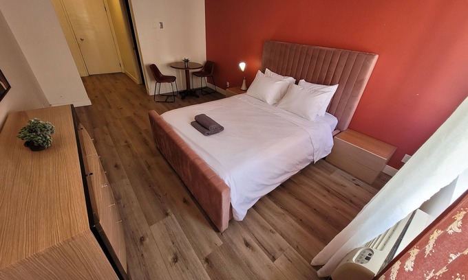 Los Angeles Apartamento | Hotel Style Queen Bed Unit with AC and WiFi in Beverly Hills