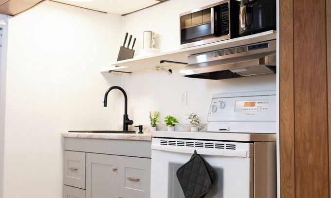 Manor Apartamento | Hotel-Style Suite w/Kitchen