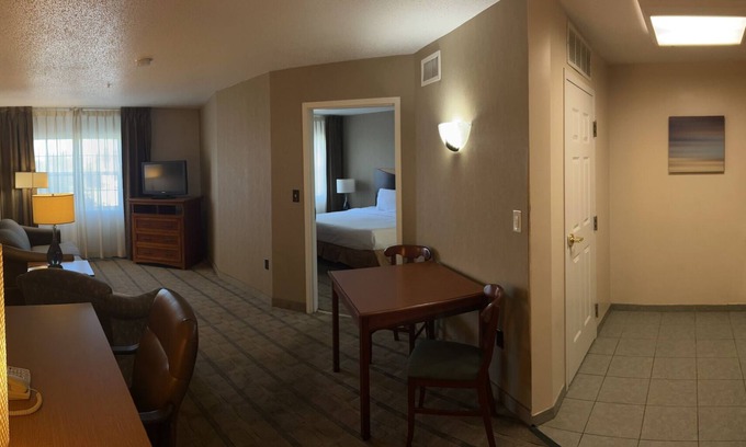 Wilkes-Barre Apartamento | Hotel suite with AC, WiFi, fitness room in welcoming Wilkes-Barre