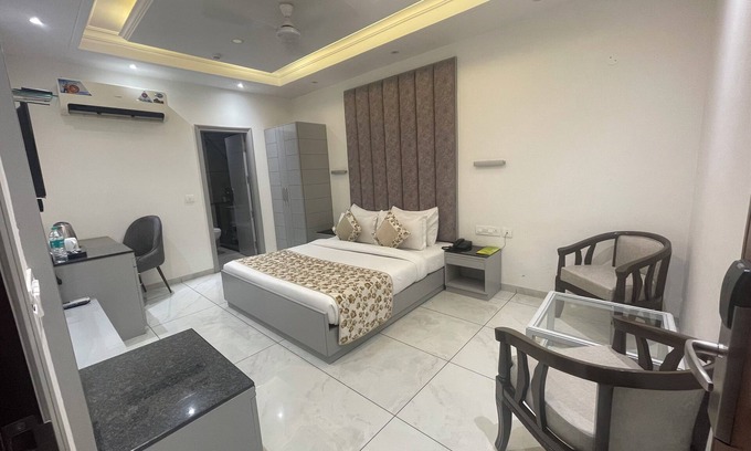 Sector 5 Hotel | HOTEL THE SAFFRON PARK