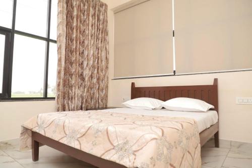 Hatkalangda Cabina | Hotel Ujwal Pure Veg Family Restaurant and lodging