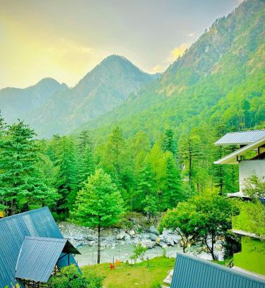 Kasol Casa | Hotel Vansh-A hotel with private Lawn and Parking
