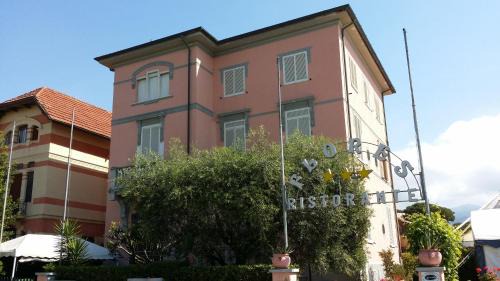 Marina di Pietrasanta Hotel | Hotel Villa Flores