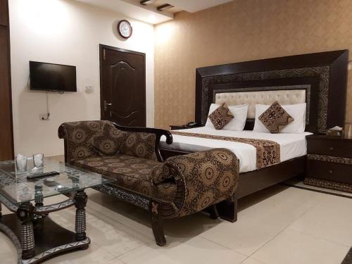 Johar Town Casa | Hotel Visit Inn One