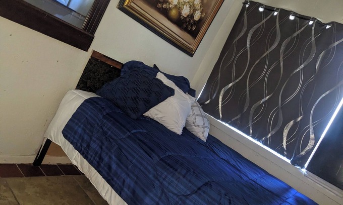 Downtown Las Vegas Apartamento | Hotels too Pricey? Turtles Spot , small room for 1 , but 2 ok