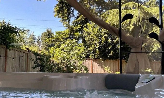 SeaTac Casa | HotTub! 5 minutes to the Seatac Airport + Large Private Backyard
