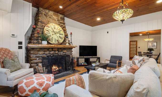 Weaverville Cabina | Hottub/Arcade/Historic Cabin/Mins to AVL & WVL
