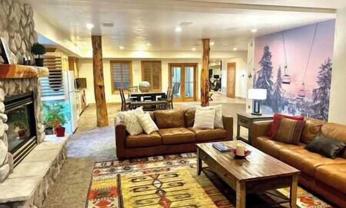 Murray Casa | HotTub, Gym, Close to Everything