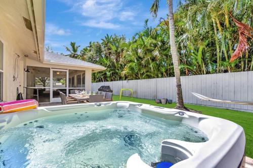 Palm Beach Gardens Casa | Hottub! Mini Golf! Water Access! Pets! 5min beach!
