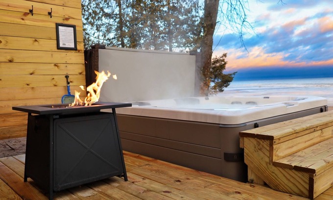 Menominee Cabaña | HotTub, Premium Beach Access, BBQ, Natural Fire Place, FirePit, 1hr from Lambeau