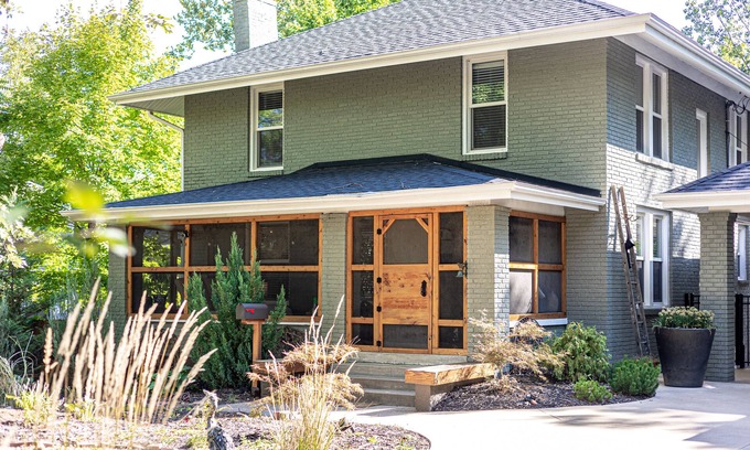 Columbia Casa | HOTTUB! private outdoor spaces-WALK downtown and MU. PETS OK Top Notch finishes